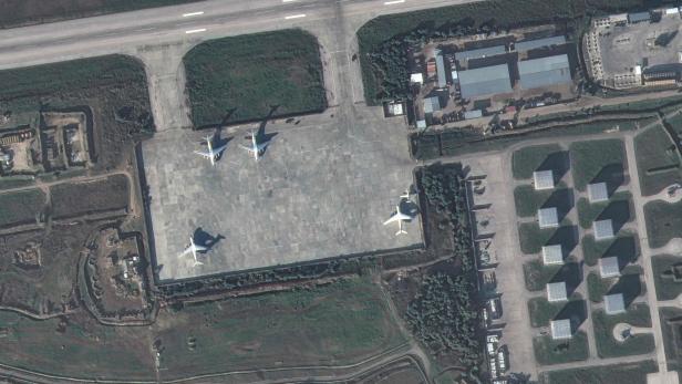Symbolfoto einer Luftwaffenbasis aus dem Orbit aufgenommen.