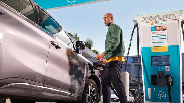 Shell betreibt E-Auto-Ladestationen an einigen Tankstellen.
