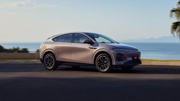 Der XPeng-SUV G6 in einem dynamischen Foto auf einer Küstenstraße.