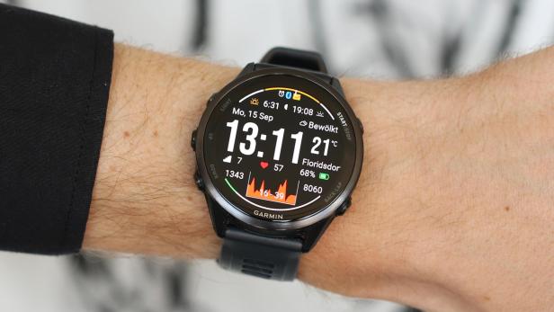 Eine Garmin-Uhr mit dem Data Lover Watchface am Handgelenk.