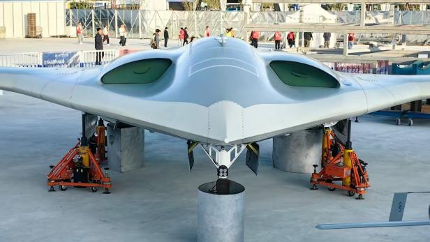 Die chinesische Stealth-Drohne KZ-2 steht aufgebockt auf einer Flugshow im Freien.