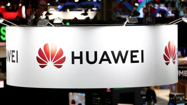Das Huawei-Logo auf einem Stand bei einer Veranstaltung.