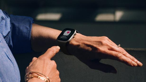 Apple Watch auf einem Arm warnt vor möglichem Bluthochdruck.