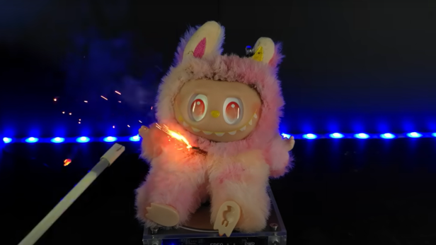 Ein Labubu wird mit einer Teslaspule bearbeitet.