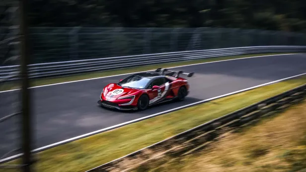 Das schnellste Serienauto der Welt ist erstmals ein E-Auto.