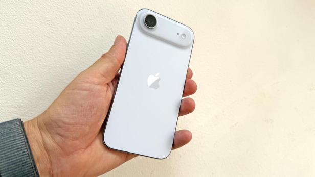 Ein iPhone Air wird in einer Hand gehalten.