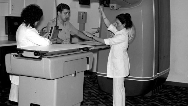 Strahlentherapietechniker besprechen die Funktionsweise des neuen Linearbeschleunigers, der zur Behandlung von Krebs im Brooke Army Medical Center eingesetzt wird.