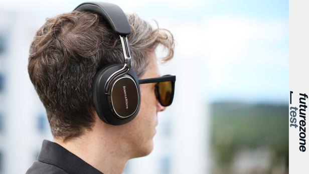 Mann mit Kopfhörern am Kopf.