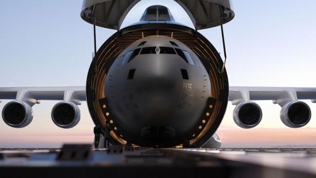 Hier demonstriert Radia, wie der komplette Rumpf einer Boeing C-17 Globemaster in die WindRunner passen würde.