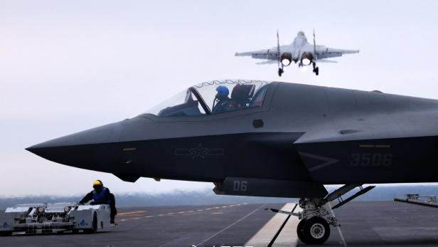 J-35 an Bord der Fujian, im Hintergrund startet eine J-15T.