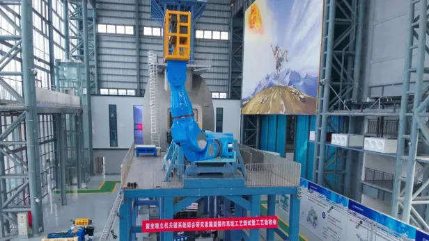 Der Roboterarm mit der Sagengestalt „Kuafu“ im Hintergrund.