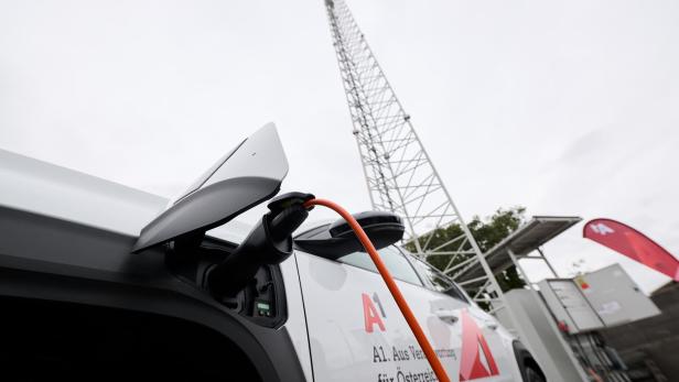 Ein Elektroauto von Renault versorgt eine A1-Basisstation mit Energie.
