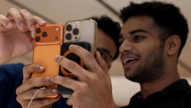 Ein Kunde vergleicht das iPhone 17 mit einem iPhone 16.