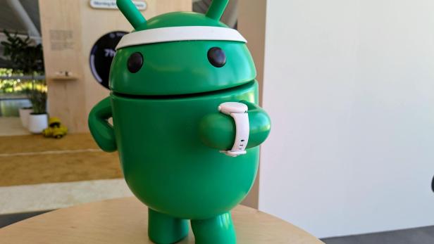Android-Figur mit Stirnband und Uhr