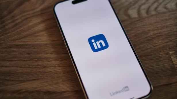 Ein Smartphone mit geöffneter Linkedin App 