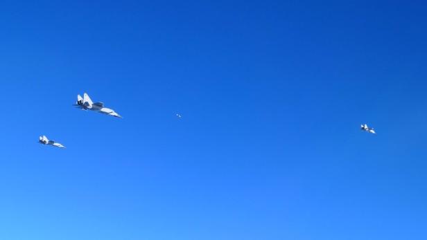 Die FLugzeuge bei dem Abfangmanöver am Himmel