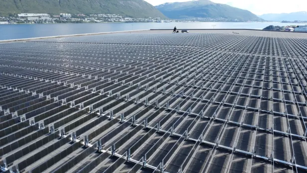 Die vertikale Solaranlage in Tromsø.