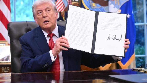 Donald Trump zeigt die Executive Order zu TikTok in seinem Büro im Oval Office.