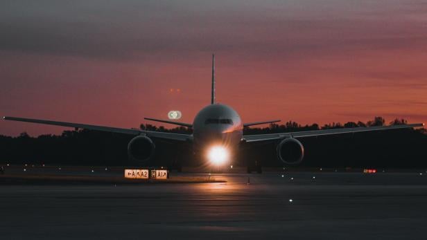 ein Flugzeug, das abheben will 
