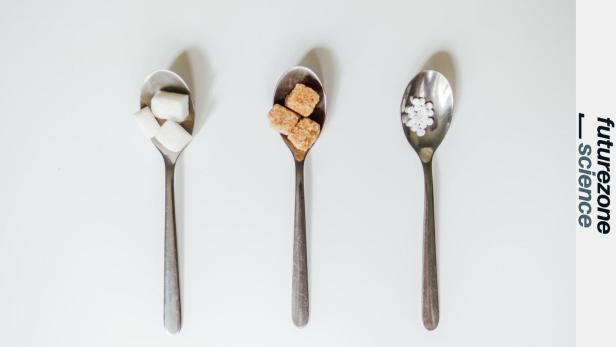 Löffel mit Zucker und Süßstoff.