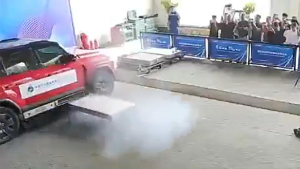 Demonstration, wie der Akku aus dem Auto herausschießt