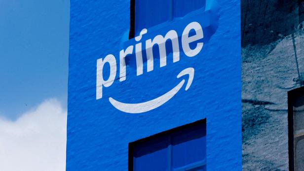 Eine Amazon-Prime-Werbung an einer Hausfassade