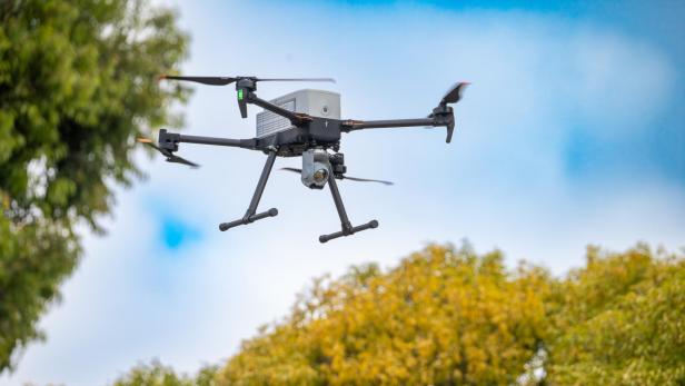 Flock Aerodrome Drohne vor blauem Himmel und Bäumen