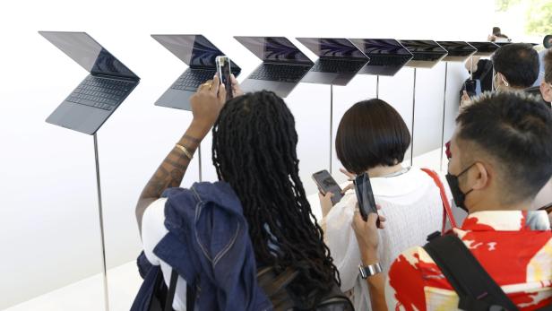 Menschen schauen auf neue MacBook-Modelle im Jahr 2022