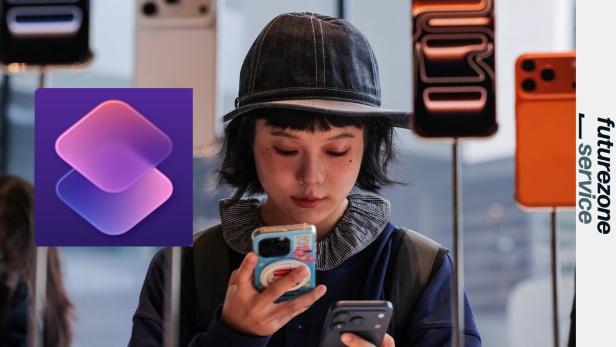 Eine junge Person mit Mütze hält zwei Smartphones, umgeben von ausgestellten Handys und einem lila App-Symbol im Vordergrund.