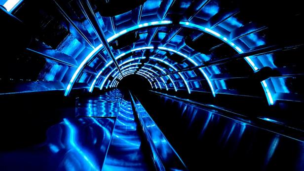 Dunkler Tunnel mir blauen Neonröhren.