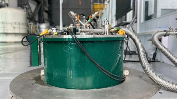 ein grünes Gerät mit silbernen und schwarzen Röhren