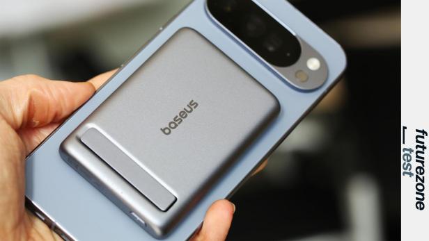 Powerbank auf einem Pixel-Handy