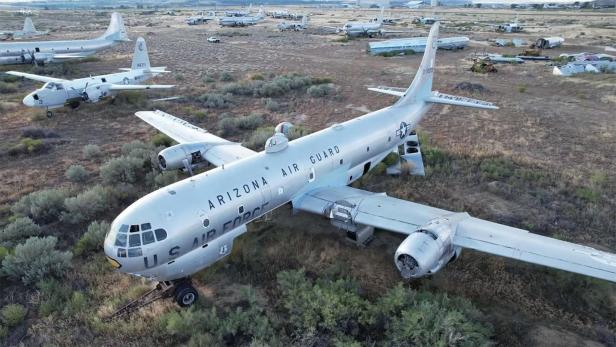 Auch ein KC-97 Stratofreighter kommt unter den Hammer.