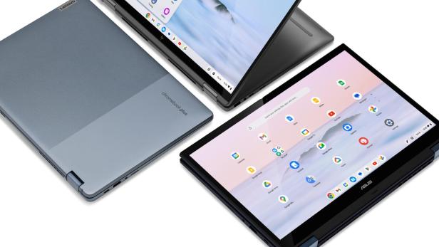 Drei Chromebooks von Lenovo, HP und Asus liegen aufgeklappt und zugeklappt nebeneinander.