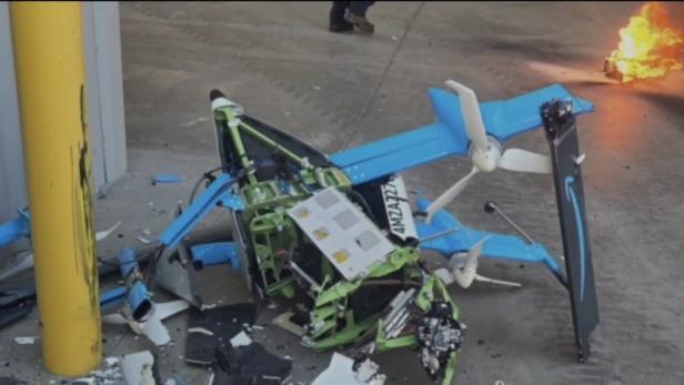 Die Amazon-Drohne ist abgestürzt, nachdem sie einen Kran gerammt hat