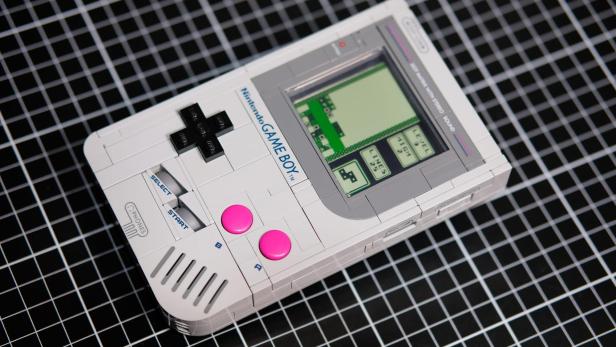 Lego-Game-Boy mit echten Game-Boy-Innereien