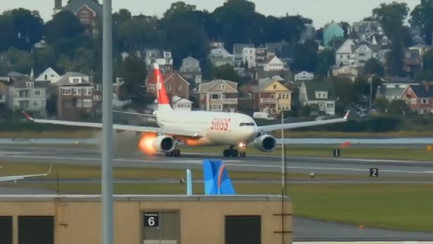 Flugzeug auf der Bahn als Triebwerk explodiert