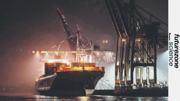 Containerschiff am Hamburger Hafen.