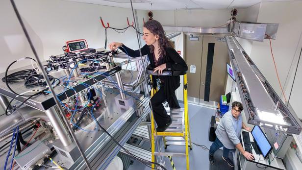 Die Doktoranden Leah Weiss und Grant Smith arbeiten im Labor.