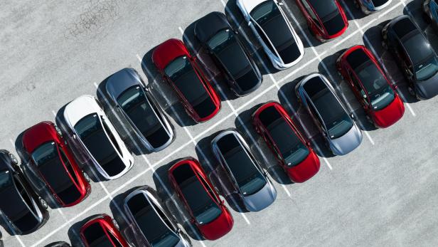 mehrere Tesla New Model Y auf einem Parkplatz, Vogelperspektive