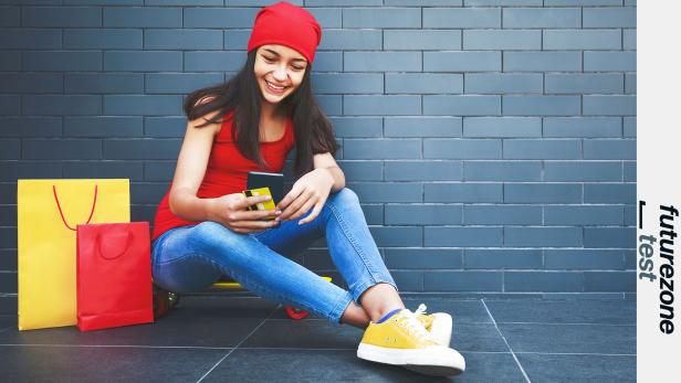 Frau beim Online-Shopping am Smartphone