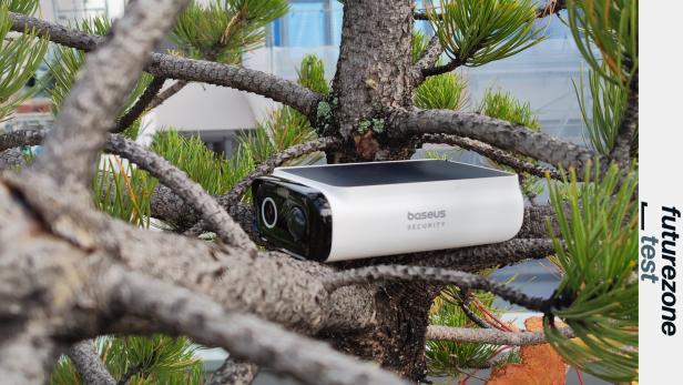 Die Sicherheitskamera von Baseus hat ein Solarmodul am Rücken.