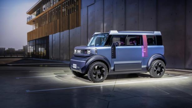 Das neue elektrische Konzeptfahrzeug von Dacia steht in moderner Umgebung und hebt das kantige Design hervor.