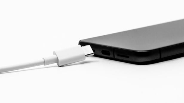 Ein USB-C-Kabel und ein Smartphone