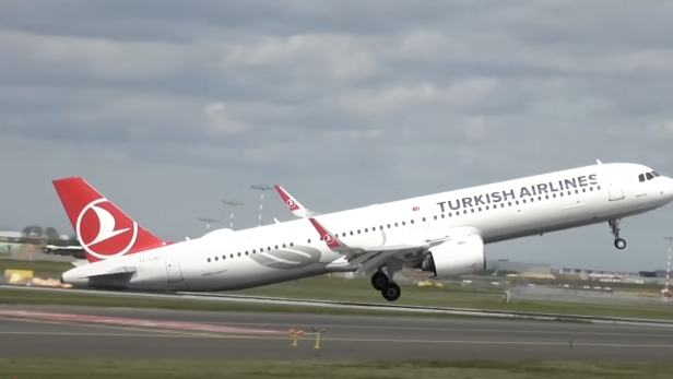 Die Turkish Airline Maschine auf der Landebahn und der Heckaufprall 