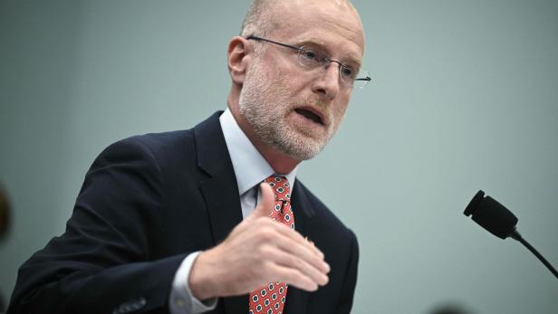 Brendan Carr an einem Rednerpult