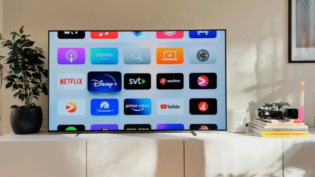 ein Smart TV mit verschiedenen Apps