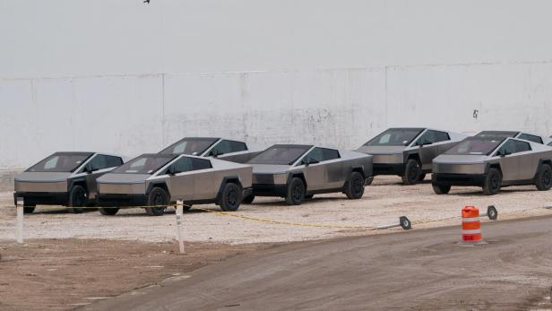 Mehrere Modelle des Tesla Cybertruck