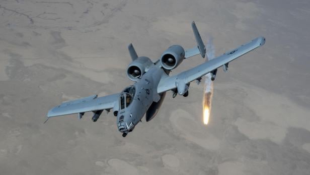 Kampfflugzeug A-10 wirft Täuschlörper ab