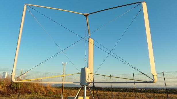 Das vertikale Windrad von Gevi auf einer industriellen Fläche 